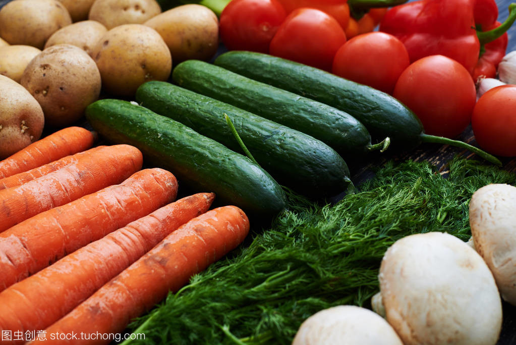 有機肥料滋養下的桌上素食之美
